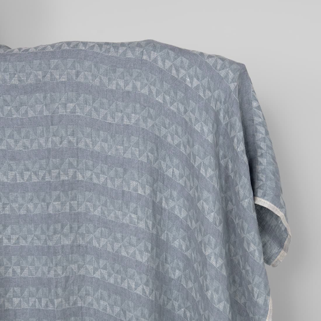 Grå-lilla linstoff med geometrisk mønster vasket