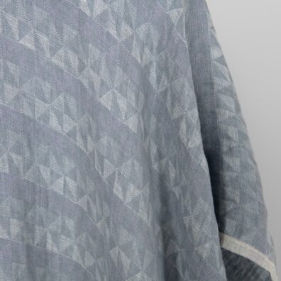 Grå-lilla linstoff med geometrisk mønster vasket 140cm bredt