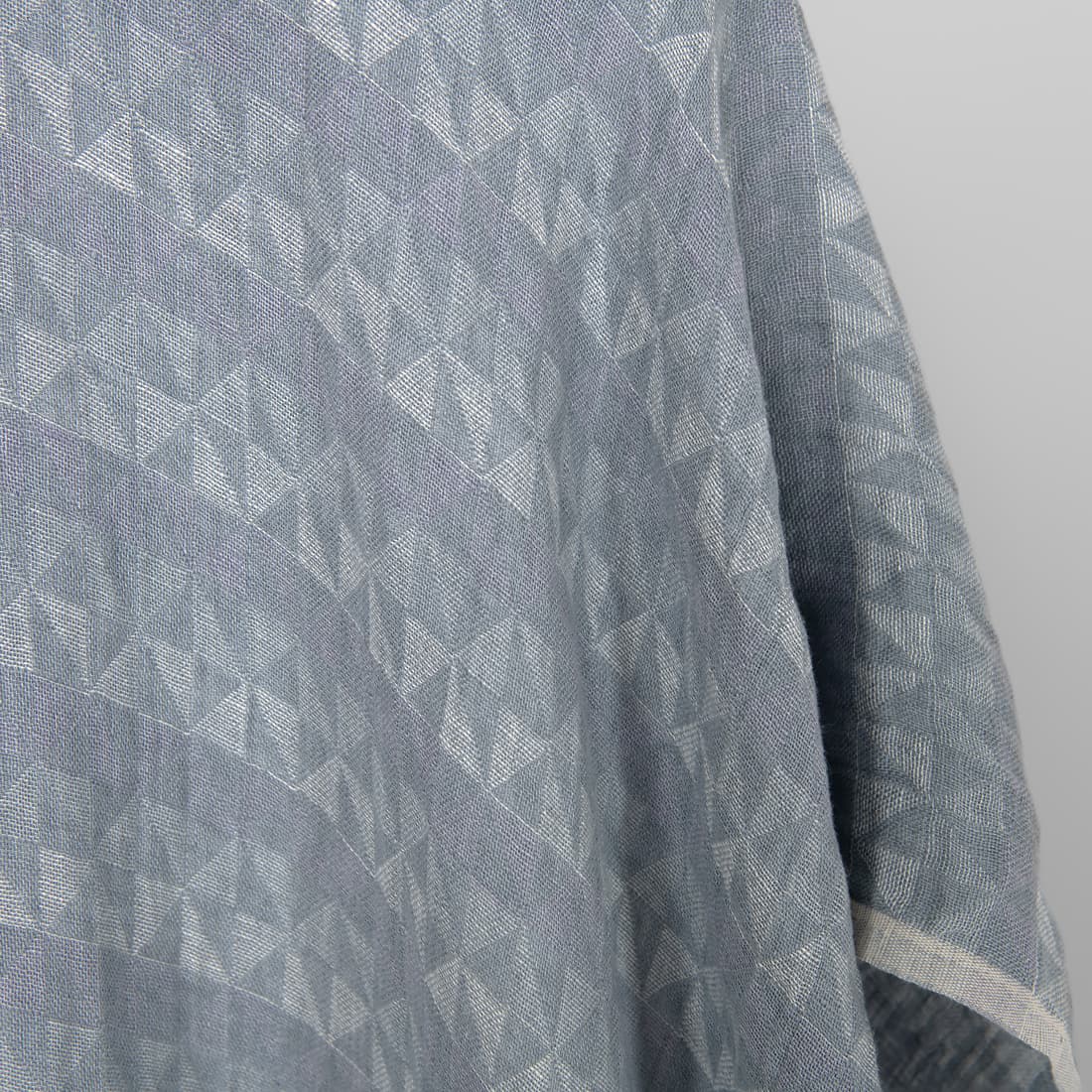 Grå-lilla linstoff med geometrisk mønster vasket 140cm bredt