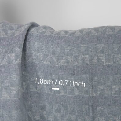 Grå-lilla linstoff med geometrisk mønster vasket for sying klær, hjemmetekstiler