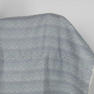 Grå-lilla linstoff med geometrisk mønster