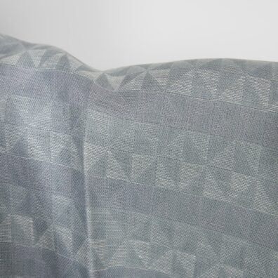 Grå-lilla linstoff med geometrisk mønster 150cm bredt