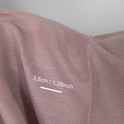 Halvlin stoff med lilla diamanter for sying klær, hjemmetekstiler