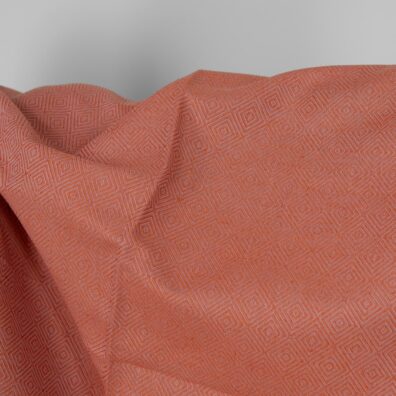 Halvlin stoff med lilla-oransje diamanter 150cm bredt