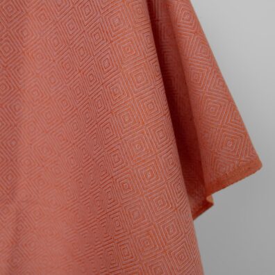 Halvlin stoff med lilla-oransje diamanter for sying klær, hjemmetekstiler