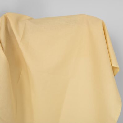 Halvlin stoff gulaktig