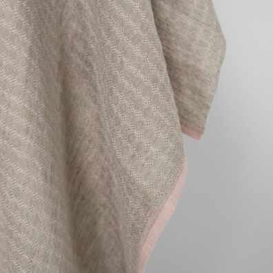 Linstoff med lilla-grønt diamantmønster vasket, mykt, skånsomt