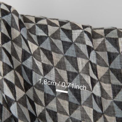 Linstoff med svart-grå trekanter vasket, mykt, skånsomt