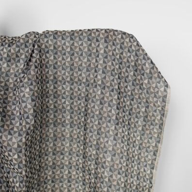 Linstoff med svart-grå trekanter