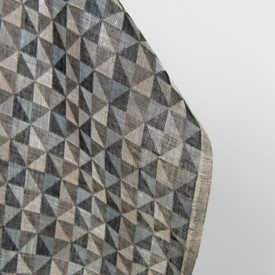 Linstoff med svart-grå trekanter for sying klær, hjemmetekstiler