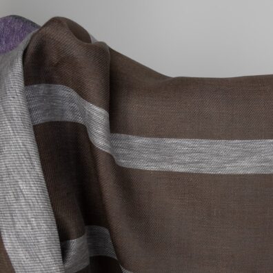 Linstoff med lilla brune striper for sying klær, hjemmetekstiler