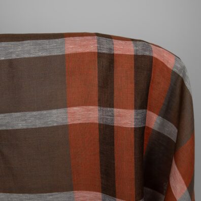 Lett linstoff med oransje, brune striper for sying klær, hjemmetekstiler