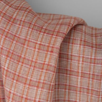 Linstoff med oransje ruter for sying klær, hjemmetekstiler