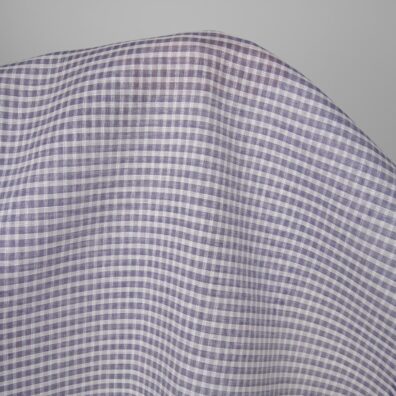 Linstoff i gjennomsiktige hvite og lilla ruter for sying klær, hjemmetekstiler