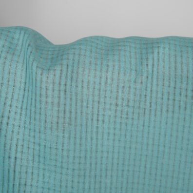 Turkis linstoff i gjennomsiktige ruter for sying klær, hjemmetekstiler