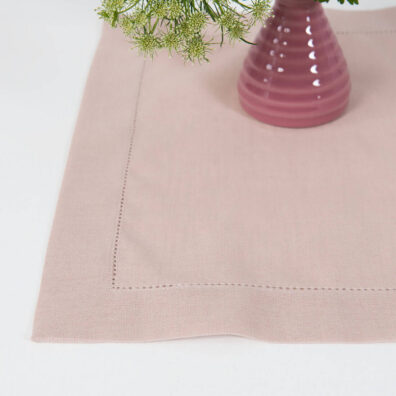 Halvlin dekkebrikke gammelrosa med 4cm brettet kant, hullmønster