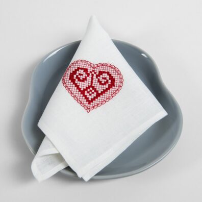 Melkehvit (gulaktig hvit) linserviett med brunt broderi (hjerte brodert)
