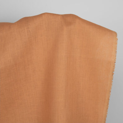 Linstoff i lysebrun farge for sying klær, hjemmetekstiler