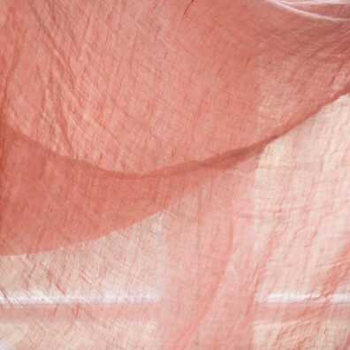 Linstoff beige-rosa gjennomsiktig vasket som er mykt, skånsomt, løstvevd, lett. Passer til å sy skjerf, gardiner.