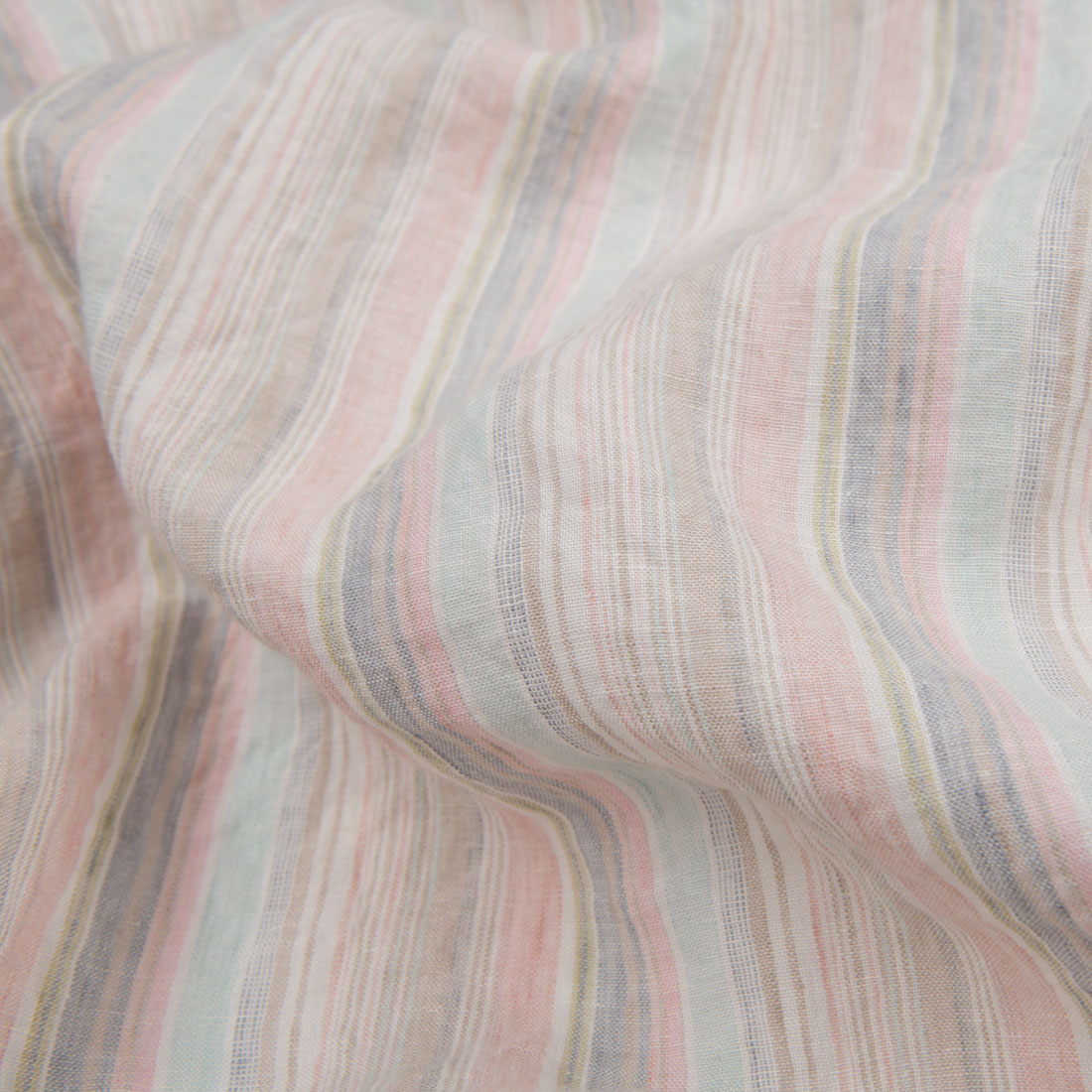 Linstoff med flerfargede striper vasket for sying klær, hjemmetekstiler