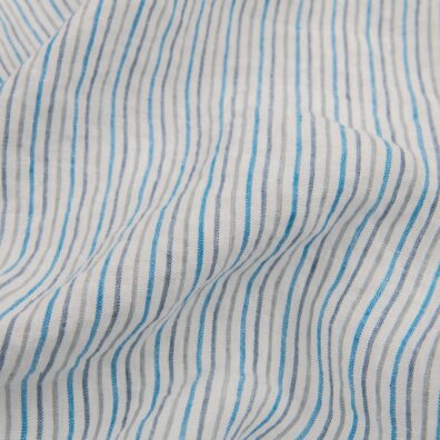 Hvitt linstoff med blå striper vasket