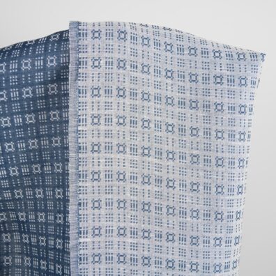 Halvlin stoff hvitt-blått mønstret 150cm bredt