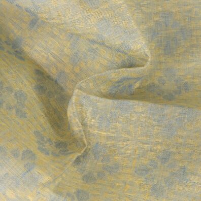 Floral linstoff, vevd av lyseblått, lysegult, blågrått og grønngult garn