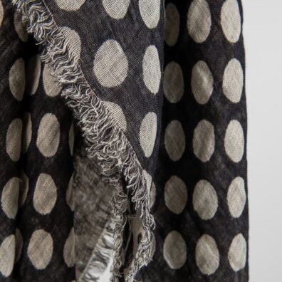 Lin skjerf svart med bobler og frynser