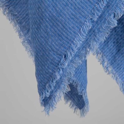 Lin skjerf blått finmønstret med frynser