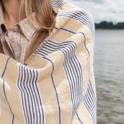 Lin strandhåndkle mørkeblått med gulbrunt striper