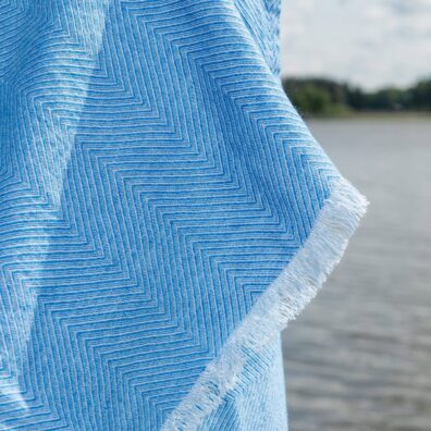 MADEIRA halvlin strandhåndkle lyseblå i "fiskebein" mønster