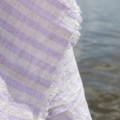 AMALFI lin strandhåndkle lilla stripete med frynser