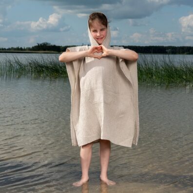 BINGO halvlin poncho beige for barn, med stor lomme foran