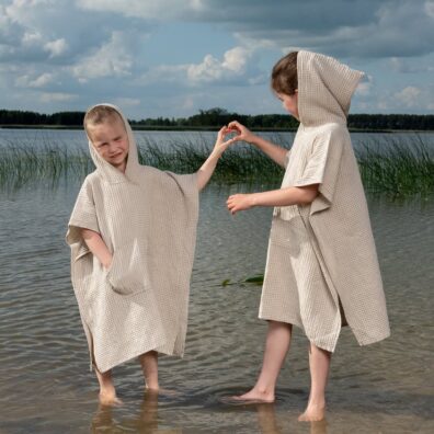BINGO halvlin poncho beige for barn, med sidesplittinger