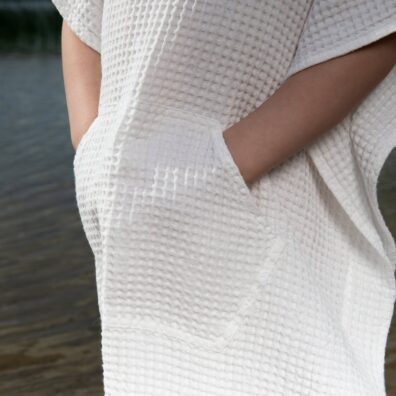 BINGO halvlin poncho hvitt for barn, med stor lomme foran