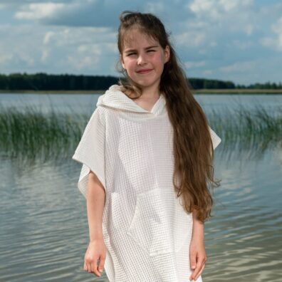 BINGO halvlin poncho hvitt for barn, med sidesplittinger