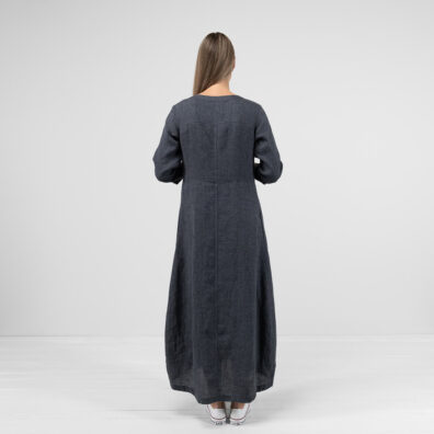 JULI mørkegrå linkjole i lang, løs silhuett som blir bredere nedover. Litt lengre bak enn foran