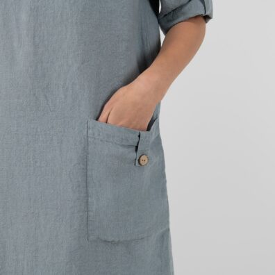 MAROCCO blågrå linkjole, store lommer foran dekorert med striper og knapper