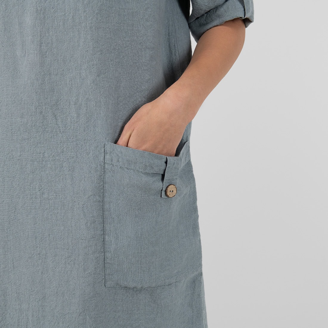 MAROCCO blågrå linkjole, store lommer foran dekorert med striper og knapper