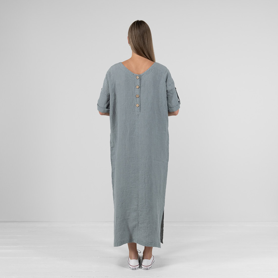 MAROCCO blågrå linkjole, lukkes med knapper bak, V-utringning bak