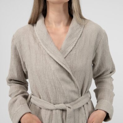 Halvlin beige morgenkåpe med sjalkrage