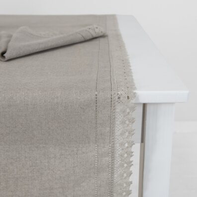 NORA naturlig grå lin bordløper, kanter pyntet med 2 linjer i hullmønster og vakre blonder i lin