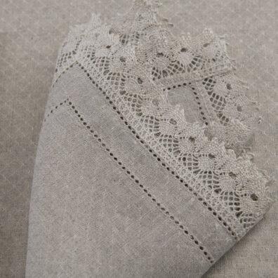 NORA naturlig grå linserviett vevd i små vakre romber, kanter pyntet med 2 linjer i hullmønster og vakre blonder i lin