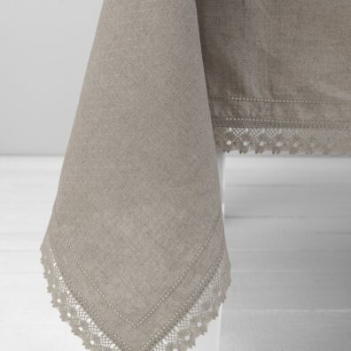 Dukens kanter pyntet med 2 linjer i hullmønster og vakre blonder i lin