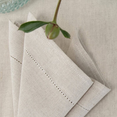 Beige halvlin serviett i hullmønster