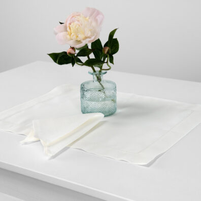 LUNA halvlin dekkebrikke melkehvit med 4cm brettet kant, hullmønster