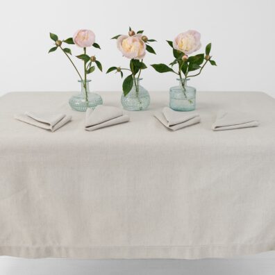 LUNA beige halvlin duk og matchende servietter