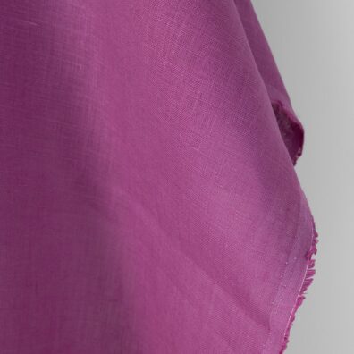 Linstoff i en rik rosa farge for sying klær, hjemmetekstiler