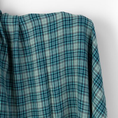 Linstoff med turkise og grå ruter bredt vasket