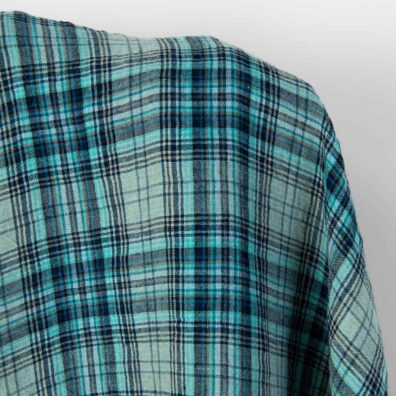 Linstoff med turkise og grå ruter bredt vasket for sying klær, hjemmetekstiler